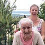 Nonna Ernesta Bianchi con la nipote Sabrina per questi splendidi 104 anni
