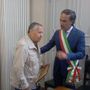 Il sindaco di Laveno conferisce la cittadinanza onoraria a Renato Pozzetto