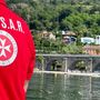 Lago Maggiore, cinque giovani stranieri in difficoltà mentre nuotano nel lago: soccorsi