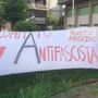 Lo striscione del Comitato al presidio contro il Remigration Summit nella scorsa primavera