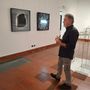 Claudio Benzoni davanti a una sua citazione della Stele di Rosetta