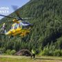 Uno degli elicotteri del reparto volo della Guardia di Finanza di Varese in azione sulle montagne
