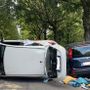 FOTO. Auto si ribalta sul viale: paura a Busto Arsizio, ferita una donna. «Abbiamo più volte segnalato la criticità»