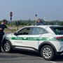 Cerca di bloccare le auto in transito sul Sempione, fermato dalla Polizia Locale