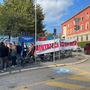 Il presidio di protesta davanti a Villa Recalcati dei sindacati di categoria dei vigili del fuoco di Varese