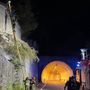 Escursionisti bloccati sul muro di una strada, recuperati dai vigili del fuoco
