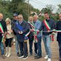 Il taglio del nastro del nuovo tratto di pista ciclopedonale a Mercallo sul lago di Comabbio