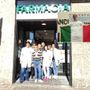 Foto di gruppo davanti alla Farmacia Bossi, nel riquadro Riccardo sul podio dei Giochi Panamericani