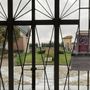 L'ingresso del cimitero di Gorla Maggiore e il cartello di divieto di accesso agli animali, ben visibile