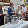 Pizzolato, accanto al sindaco Cassani, alla Contrada del brodo
