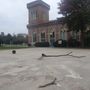 Museo del Tessile, pianta e cestino gettati in mezzo alla pista per lo skate