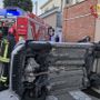 L'auto ribaltata dopo l'incidente stradale in via Roma a Fagnano Olona