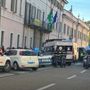 Le immagini dell'incidente davanti all'ingresso del Comune di Varese in via Sacco