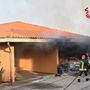 Ranco, auto e scooter in fiamme in garage: casa inagibile