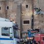 Crollo di Roma, estratto vivo l'operaio