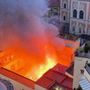 Incendio all'alba a Napoli, in fiamme il Teatro Sannazaro