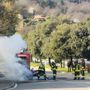 L'intervento dei vigili del fuoco in una foto pubblicata sul gruppo Facebook "Sei di Laveno se..."