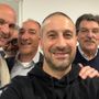 Da sinistra: Paolo Chiarino, Ferdinando Lenza segretario Milan Club Busto Arsizio, Antonello Castiglioni presidente Milan Club Busto Arsizio, Diego De Bernardi vincitore della maglia autografata di Kevin Zeroli, Sergio Medici consigliere Milan Club Busto Arsizio