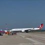 L'aereo atterrato a Malpensa dalla Turchia con a bordo le salme dei sub italiani morti alle Maldive
