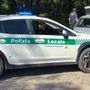 Una pattuglia della polizia locale di Arcisate durante un servizio sul territorio