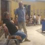 Santo Cascio (in piedi) parla con l'ex assessore Albani prima del Consiglio comunale Santo Cascio (in piedi) parla con l'ex assessore Albani prima del Consiglio comunale