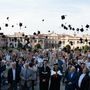 Università dell’Insubria: in trecento per il corteo nel centro di Varese e per il lancio del tocco ai Giardini Estensi