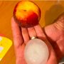 La grandine grande come una pesca da cui è stata bersagliata Seregno (foto via Naturalmeteo)