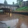 Nell'acqua di via Tasso galleggiavano anche tante foglie ieri Nell'acqua di via Tasso galleggiavano anche tante foglie ieri