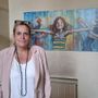 Paola Reguzzoni davanti all'opera che sintetizza lo spirito dell'affido familiare Paola Reguzzoni davanti all'opera che sintetizza lo spirito dell'affido familiare