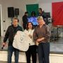 L’ideatore e fondatore dell’associazione Passaparola Devis Martinello, la past president del Rotary Club Ticino Olimpia Mariotti con la nuova pettorina per i volontari dell’associazione Passaparola e l’attuale presidente Luana Cattaneo L’ideatore e fondatore dell’associazione Passaparola Devis Martinello, la past president del Rotary Club Ticino Olimpia Mariotti con la nuova pettorina per i volontari dell’associazione Passaparola e l’attuale presidente Luana Cattaneo