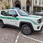 Ecuadoregno con braccialetto elettronico tenta la fuga: arrestato dalla Polizia locale dopo un rocambolesco inseguimento
