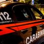 Stava soffocando la moglie con un cavo elettrico: arrestato marito violento nel giorno contro la violenza sulle donne