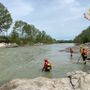 I soccorsi in azione nelle acque del fiume Tanaro