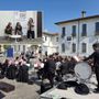 Esordio in musica davanti a palazzo Marliani Cicogna per BA Book. Nel riquadro, da sinistra, Samanta Cornaviera, Anna Prandoni, Manuela Maffioli