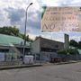 La scuola Collodi, nel riquadro gli striscioni preparati dai genitori