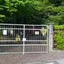 I fiori sull'ingresso della Pascoli di Cazzago
