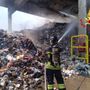 Vigili del fuoco al lavoro per spegnere l'incendio in una dotta di rifiuti a Cermenate
