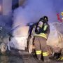 L'auto divorata delle fiamme in via De Amicis a Cittiglio
