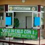 Lo striscione dedicato alla maestra Nika affisso all'ingresso della scuola di Ranco