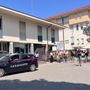 I carabinieri davanti all'ospedale di Angera