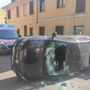Auto si ribalta a Rho, ferite la conducente e la nipotina di tre anni
