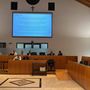 La sala consiliare di palazzo Broletto durante la presentazione del progetto per la piscina, foto dalla pagina Fb Ocg