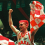 Gianmarco Pozzecco con la maglia insanguinata portato in trionfo dai tifosi biancorossi: è l'11 maggio 1999, la Pallacanestro Varese ha appena vinto il suo decimo scudetto