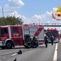 Le immagini dell'incidente sulla A21 dove è precipitato l'ultraleggero
