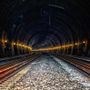 Entra in una galleria e rischia di essere investito sulla linea del Sempione
