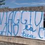 Lo striscione esposto dai tifosi bustocchi a Pisa (dalla pagina Facebook ilBustocco.it) e Leo