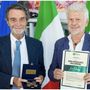 Il presidente Fontana consegna la Rosa Camuna a Ron: note e poesia, per un mix che ha segnato la nostra musica