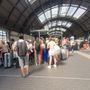 Viaggiatori chiedono informazioni agli addetti a Milano Centrale