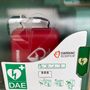 Colto da shock anafilattico dopo una puntura di insetto, si salva grazie a un defibrillatore e a una videochiamata con il 118
