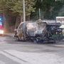 Il furgone della nettezza urbana distrutto dalle fiamme sulla Varesina (foto tratta da IlSaronno.it)